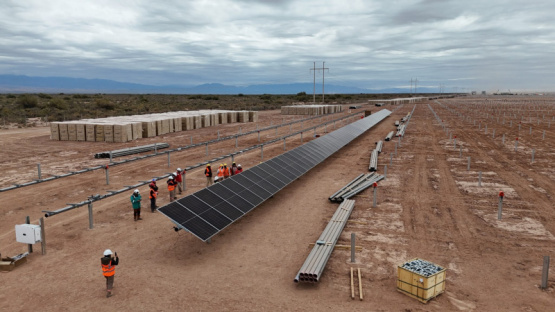 Avanza la construcción del parque y ya se instaló con éxito la primera fila de paneles