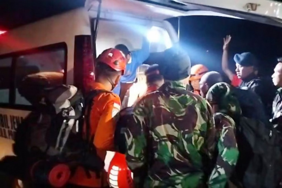 Rescate en Indonesia: Recuperan el cuerpo de la joven que cayó al volcán
