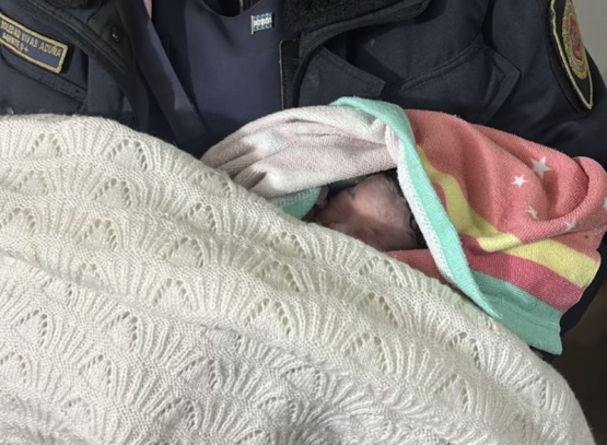 Córdoba: Una mujer dio a luz en el baño de su casa y fue asistida por la policía