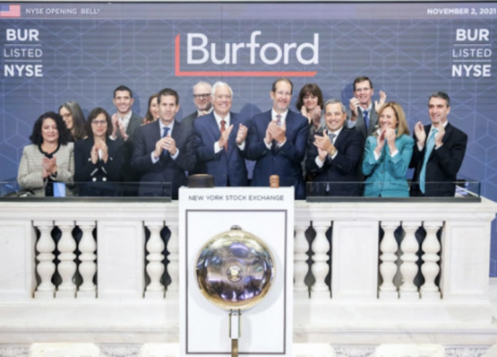 Burford criticó al gobierno de los Estados Unidos por su apoyo a Argentina
