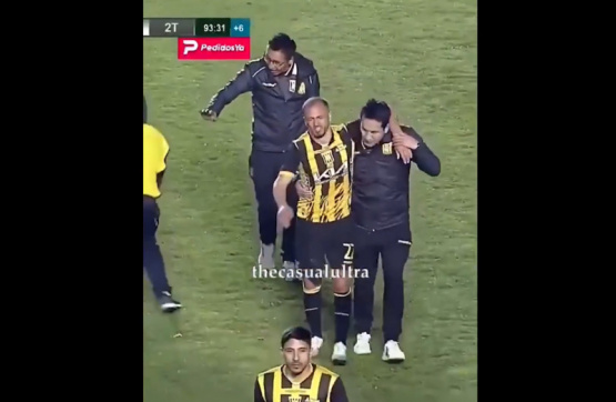 Escándalo en Bolivia: Le tiraron con pirotecnia a los jugadores 