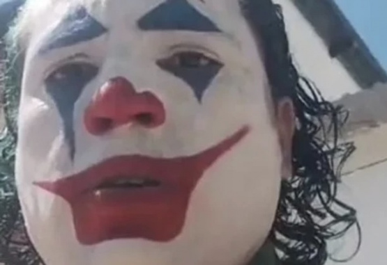 Un hombre quiso votar disfrazado de “El Joker” pero no lo dejaron