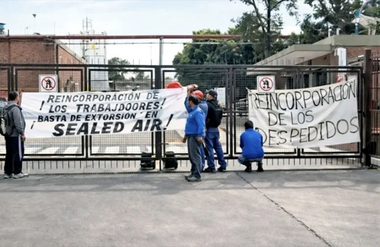 Denuncian decenas de despidos en la petroquímica