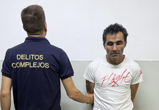 Fue descubierto por sus vecinos cuando asesinaba a su pareja