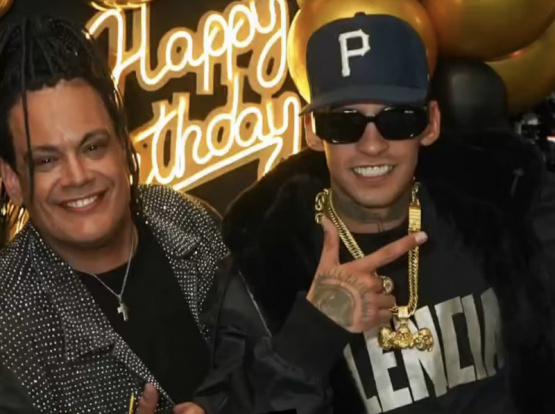 Rodeado de música, amigos y el extraño silencio de Wanda Nara