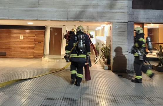 Incendio fatal en Belgrano: Hallaron a una persona carbonizada en un departamento