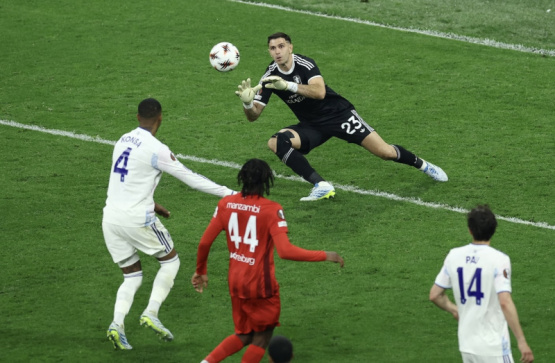 Mundial: Dibu Martínez se hará estudios para descartar una lesión en un dedo 