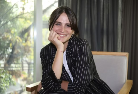 Mica Riera anunció su embarazo en medio del escenario tras finalizar su función en “El Chat de mamis”